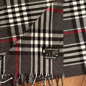 Cashmere finished men’s scarf.